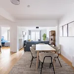Luxurious 2 Bedroom Arc De Triomphe Grande Armee Apartment